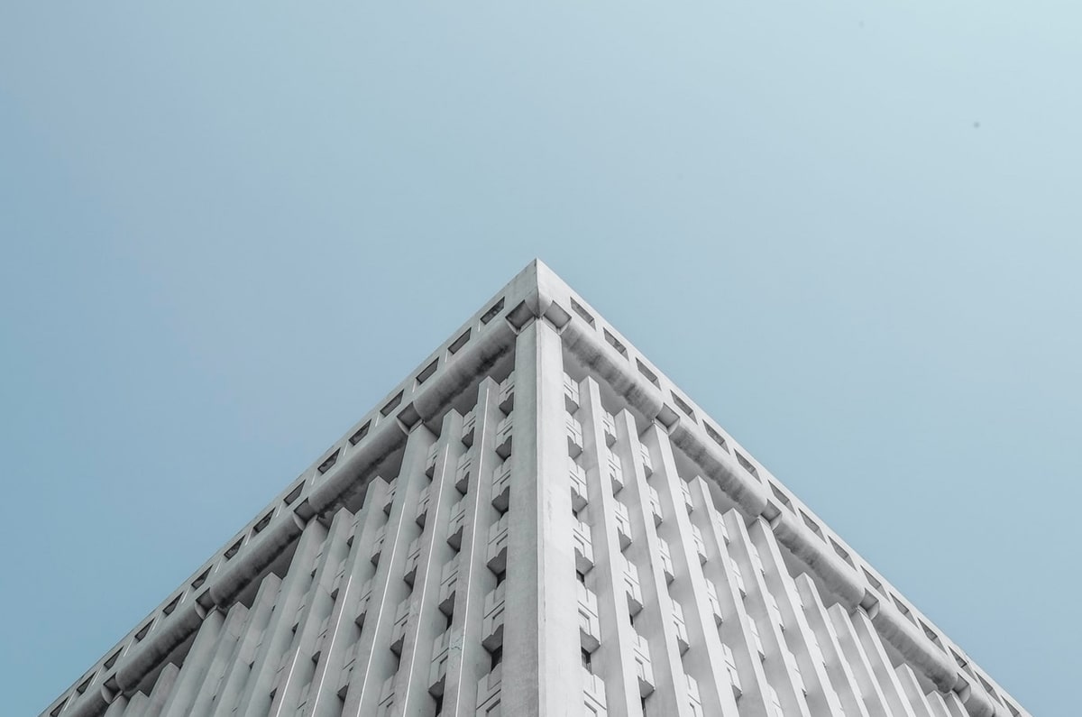 【题干】8.  下面一段话中有四个错别字，把它们找出来填入表